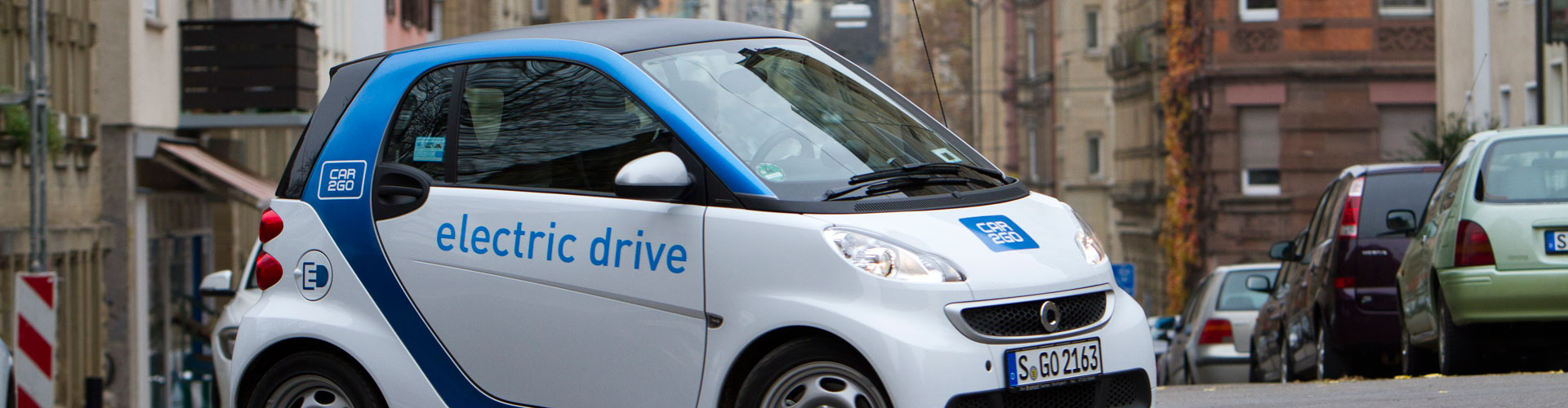 Ein Smart ED von Car2go färht durch Stuttgart (Bild: © Daimler AG).