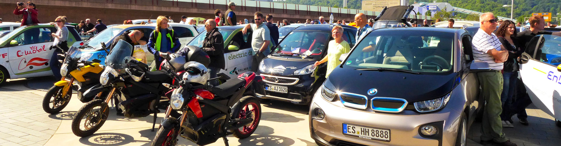 Auf einem Platz stehen verschiedene Elektrofahrzeuge (Bild: © Jana Höffner).