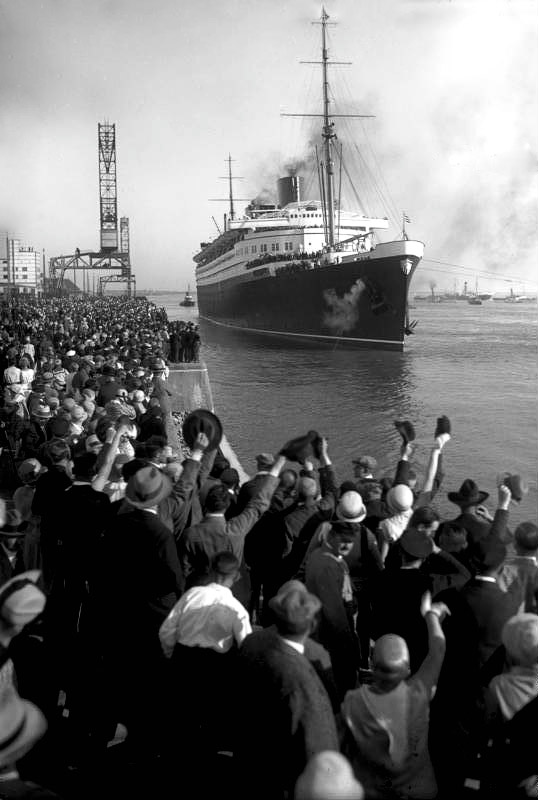 Der Ozeanriese „Bremen“ tritt seine Jungfernreise von Bremerhaven nach New York an (Bild: Deutsches Bundesarchiv, CC BY-SA).