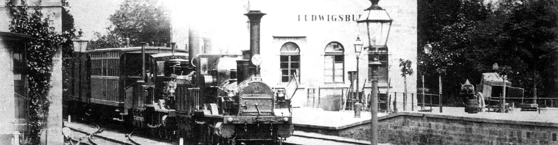 Zug im Bahnhof Ludwigsburg, zwischen 1860 und 1870 (Bild: Sammlung Scharf, gemeinfrei, via Wikimedia Commons).