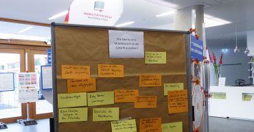 Auf einer Wandzeitung stehen die Ergebnisse des Workshops für eine Mobilitätsschule der Zukunft.